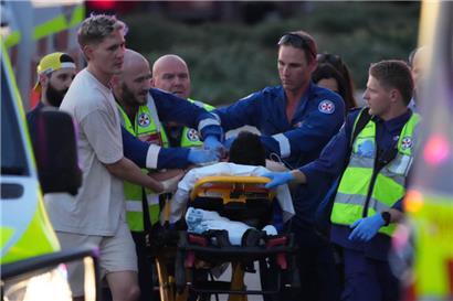 Rettungskräfte transportieren eine Person auf einer Bahre nach einem Zwischenfall am Bondi Beach in Sydney
