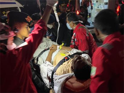Rettungskräfte transportieren einen Überlebenden der gesunkenen Fähre auf einer Trage bei der Ankunft in einem Hafen in Banjarmasin