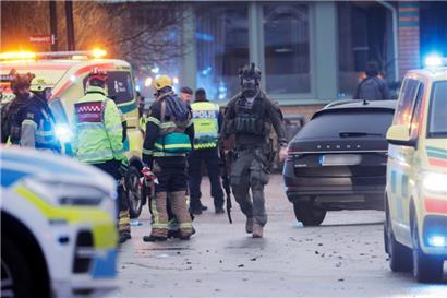 Rettungskräfte treffen vor der Risbergska-Schule in Örebro ein. 
