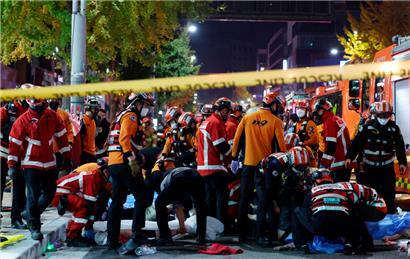 Rettungskräfte und Feuerwehrleute sind an der Unfallstelle im Einsatz. Dutzende Personen haben beim Ansturm auf Halloween-Feierlichkeiten in Seoul einen Herzstillstand erlitten. Wie die südkoreanische Nachrichtenagentur Yonhap berichtete, mussten Notfallkräfte bei mindestens 50 Menschen Wiederbelebungsmaßnahmen durchführen.
