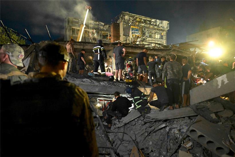 Rettungskräfte und Freiwillige bei den Rettungsarbeiten nach einem Raketenschlag gegen ein Restaurant in Kramatorsk am Dienstagabend

