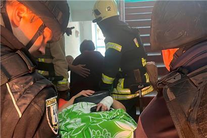 Rettungskräfte und Polizei evakuieren eine verletzte Person aus dem zerstörten Krankenhaus
