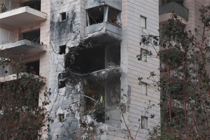 Rettungskräfte untersuchen am Montag ein beschädigtes Gebäude nach einem iranischen Raketenangriff in der israelischen Stadt Petah Tikva östlich von Tel Aviv
