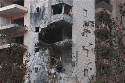 Rettungskräfte untersuchen am Montag ein beschädigtes Gebäude nach einem iranischen Raketenangriff in der israelischen Stadt Petah Tikva östlich von Tel Aviv
