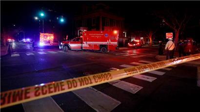 Rettungskräfte versammeln sich an der Hope und Waterman Street an der Brown University, nachdem dort Schüsse gemeldet wurden
