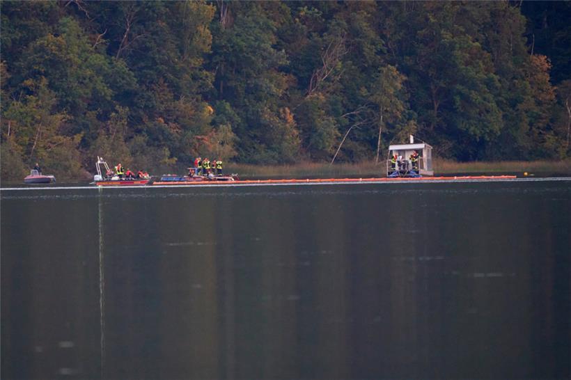 Rettungskräfte während der Suche auf dem Laacher See
