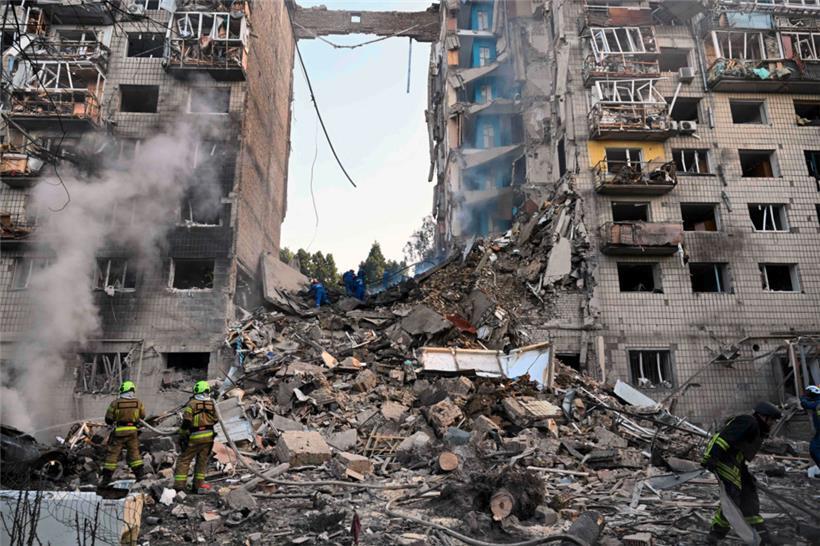 Rettungsmannschaften suchen in den Trümmern eines eingestürzten Wohnblocks in Kiew nach Überlebenden
