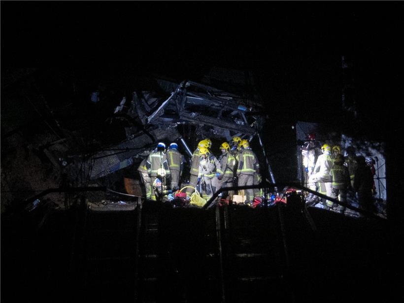 Rettungsteams arbeiten an einer Unfallstelle nach einem Zugunglück