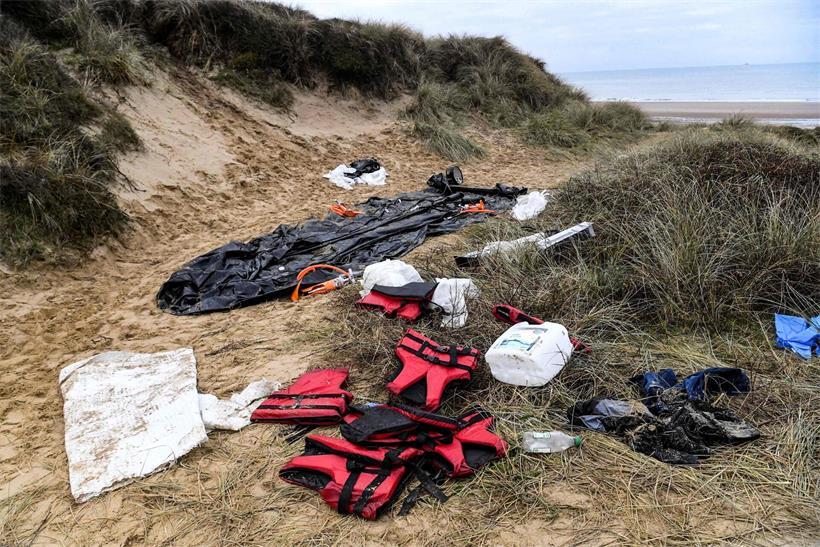 Rettungswesten von irregulären Migranten am Strand in Nordfrankreich bei der Ärmelkanal-Überquerung