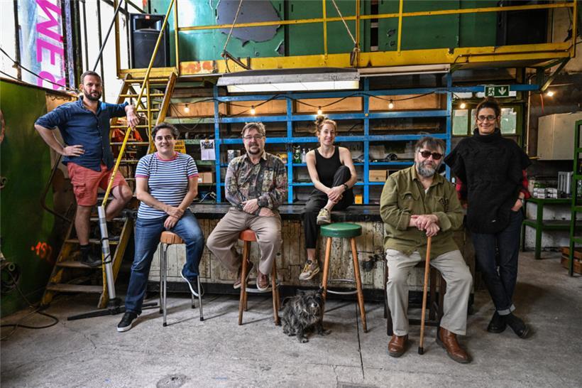 Réunis au FerroForum sur le site d’Esch-Schifflange (de gauche à droite): Misch Feinen, Sandy Artuso, Fred Bisenius, Laura Steil, Luciano Pagliarini, Do Demuth (et Django, à quatre pattes)

