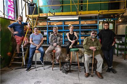 Réunis au FerroForum sur le site d’Esch-Schifflange (de gauche à droite): Misch Feinen, Sandy Artuso, Fred Bisenius, Laura Steil, Luciano Pagliarini, Do Demuth (et Django, à quatre pattes)
