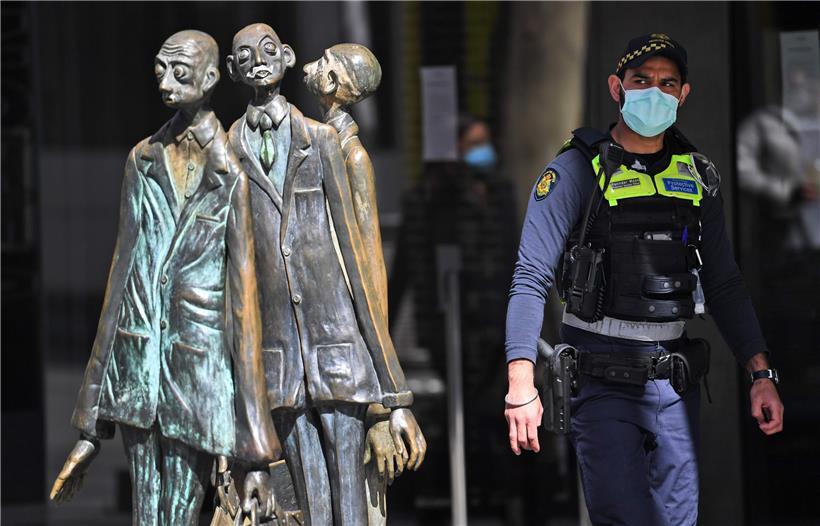 Rezession und Repression in Australien: Polizist im Business-Distrikt von Melbourne
