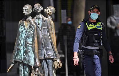 Rezession und Repression in Australien: Polizist im Business-Distrikt von Melbourne
