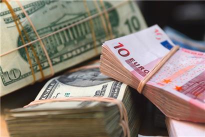 Rezessionsängste und eine zögerliche EZB-Geldpolitik bringen dem Euro seit Monaten einen Sinkflug
