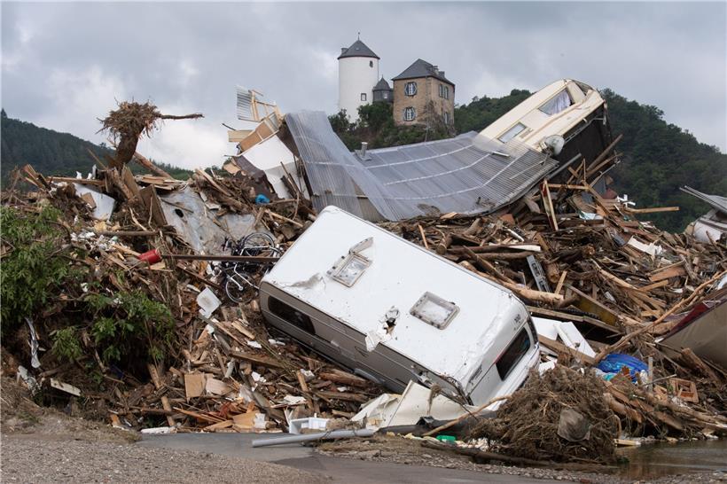 Rheinland-Pfalz, Altenahr: Meterhoch türmen sich Wohnwagen, Gastanks, Bäume und Schrott an einer Brücke über die Ahr
