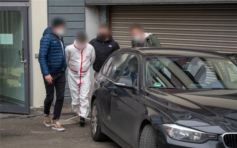 Rheinland-Pfalz, Kaiserslautern: Polizisten bringen einen der Tatverdächtigen am Dienstag (im weißen Overall) nach dem Haftprüfungstermin am Landgericht Kaiserslautern aus dem Justizgebäude
