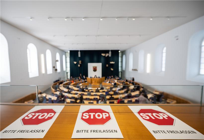 Rheinland-Pfalz, Mainz: Im Landtag liegen Hinweise "Stop Bitte freilassen" aus
