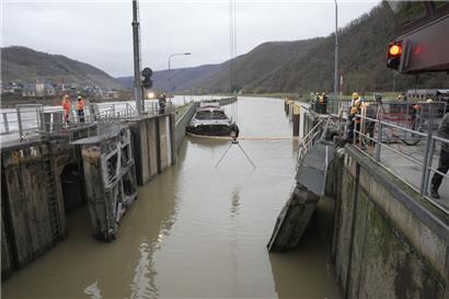 Rheinland-Pfalz, Müden: Mitarbeiter des Wasser-und Schifffahrtsamtes haben begonnen, die Schleuse in Müden zu reparieren. Durch die Kollision mit einem Schiff wurde das Schleusentor zerstört. Nun ist in Sankt Aldegund ein ähnlicher Unfall passiert
