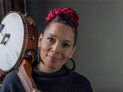 Rhiannon Giddens hat fast jeder schon mal gehört: Ihr Banjo und ihre Viola erklingen unter anderem im Lied „Texas Hold‘em“ von Beyoncé