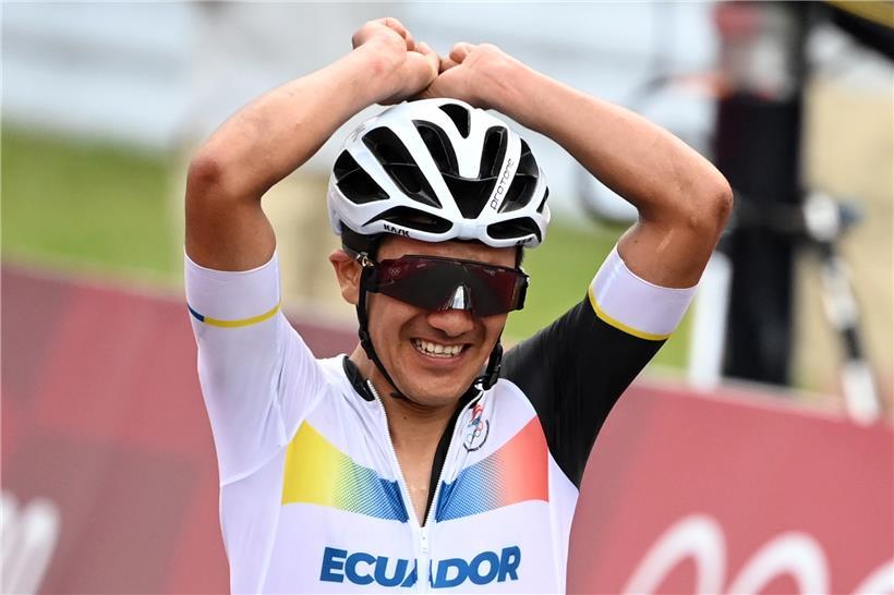 Richard Carapaz gewinnt olympisches Gold und folgt damit auf den Belgier Greg van Avermaet
