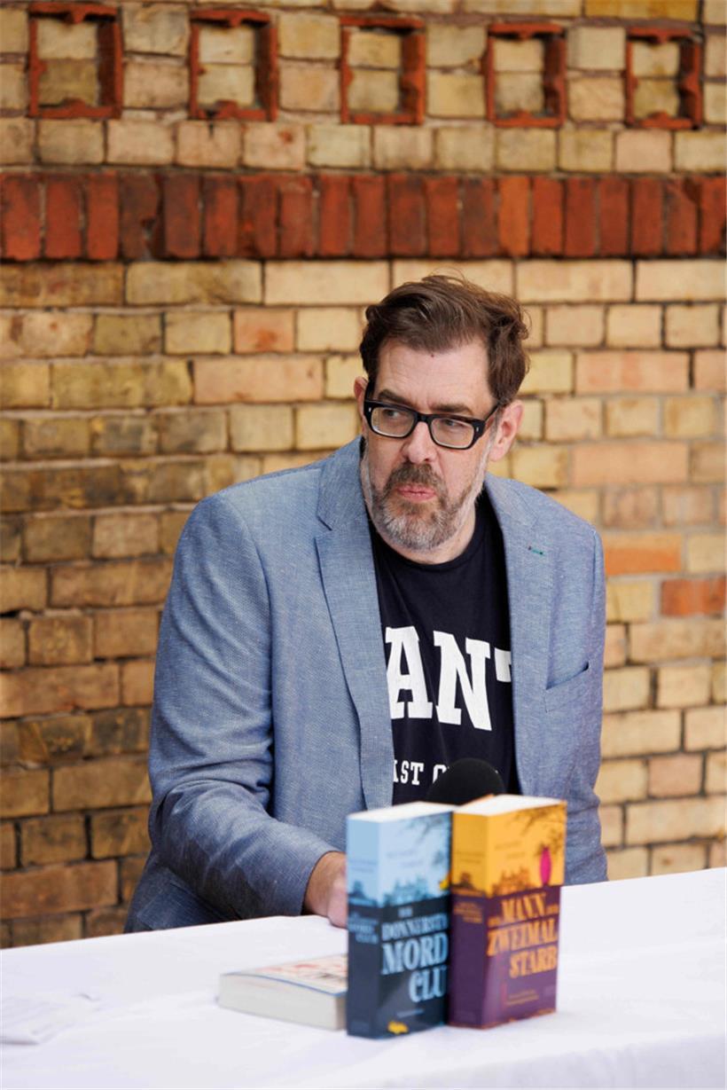 Richard Osman, englischer Autor, Fernsehmoderator und Produzent, bei einem Get-together zur Vorstellung seines Buches „Der Donnerstagsclub“ im Garten des Ullstein Buchverlages

