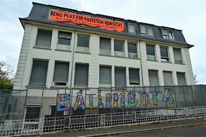 Richtung22 protestiert: Am Donnerstag begann der Prozess bei dem entschieden wird, ob das Kollektiv seine Räume im Bâtiment4 räumen muss