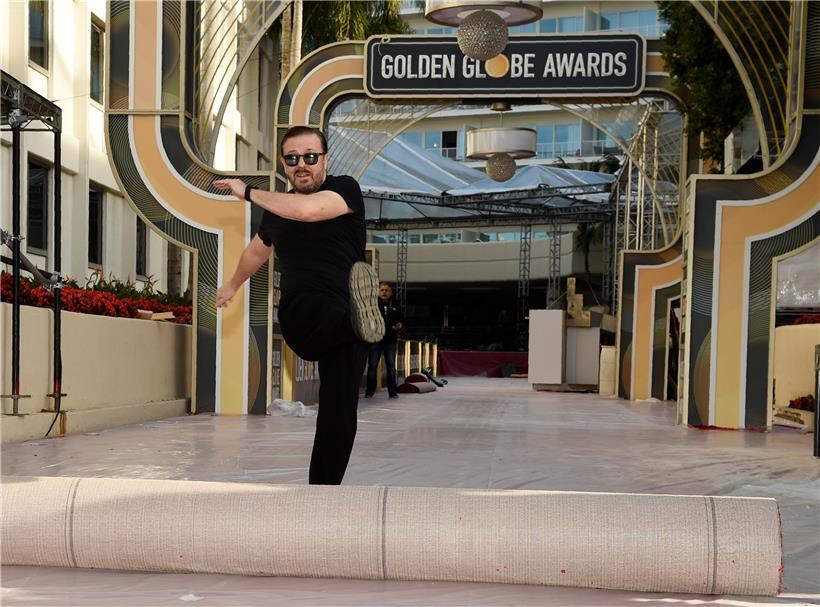 Ricky Gervais hilft beim Ausrollen des Roten Teppichs für die Stars am Vorabend der Verleihung der Golden Globes. Der britische Komiker gibt zum fünften Mal als Gastgeber den Ton an.
