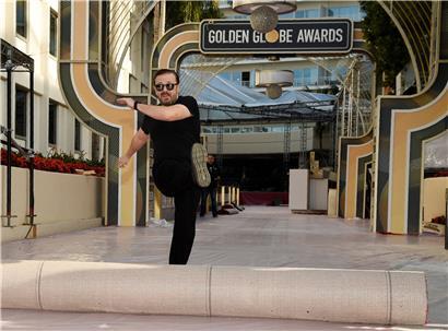 Ricky Gervais hilft beim Ausrollen des Roten Teppichs für die Stars am Vorabend der Verleihung der Golden Globes. Der britische Komiker gibt zum fünften Mal als Gastgeber den Ton an.
