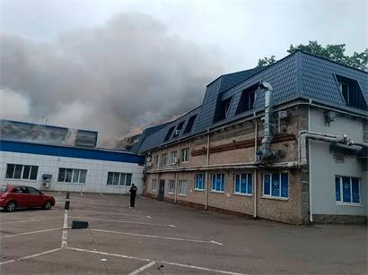 Dichte schwarze Rauchsäulen über Moskau nach Drohnenangriff auf Raffinerie, Luftangriff und Explosion in russischer Hauptstadt