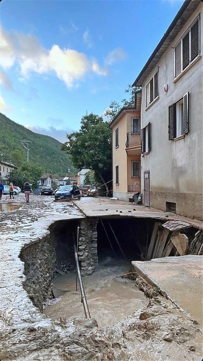 Riesiges Loch durch Unterspülung: Wann wird repariert? In Italien kann das mitun...