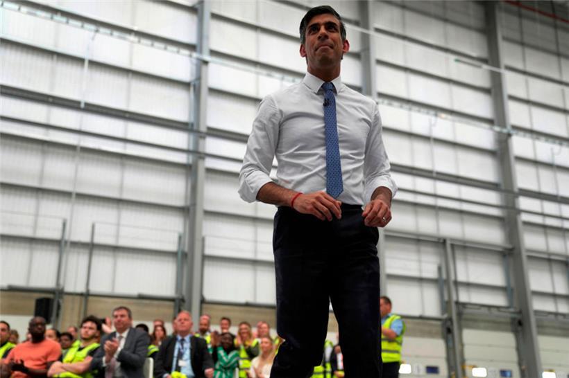 Rishi Sunak redet in der Halle eines großen Möbelgeschäftes: Der britische Premierminister tut sich schwer, seine wirtschaftlichen Versprechen einzuhalten
