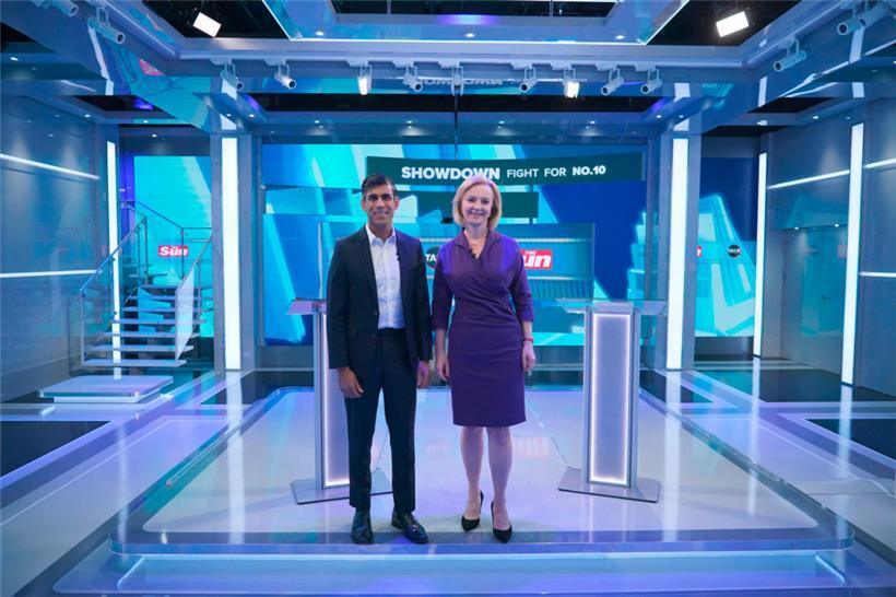 Rishi Sunak und Liz Truss stehen im Ealing Studio von TalkTV für „The Suns Showdown: The Fight for No10“, einer direkten Debatte der Kandidaten um die Nachfolge des britischen Premiers Johnson
