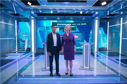 Rishi Sunak und Liz Truss stehen im Ealing Studio von TalkTV für „The Suns Showdown: The Fight for No10“, einer direkten Debatte der Kandidaten um die Nachfolge des britischen Premiers Johnson
