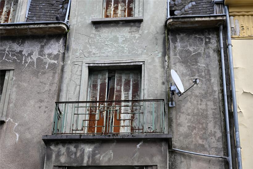 Risse und Rost prägen die Fassade