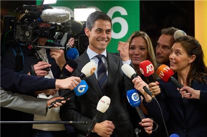 Rob Jetten (M), Vorsitzender der Demokraten 66, D66, feiert einen Tag nach der Parlamentswahl im Repräsentantenhaus
