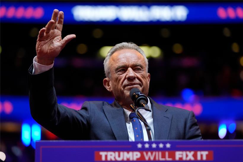 Robert F. Kennedy Jr. spricht vor dem republikanischen US-Präsidentschaftskandidaten und ehemaligen US-Präsidenten Trump bei einer Wahlkampfveranstaltung im Madison Square Garden in New York
