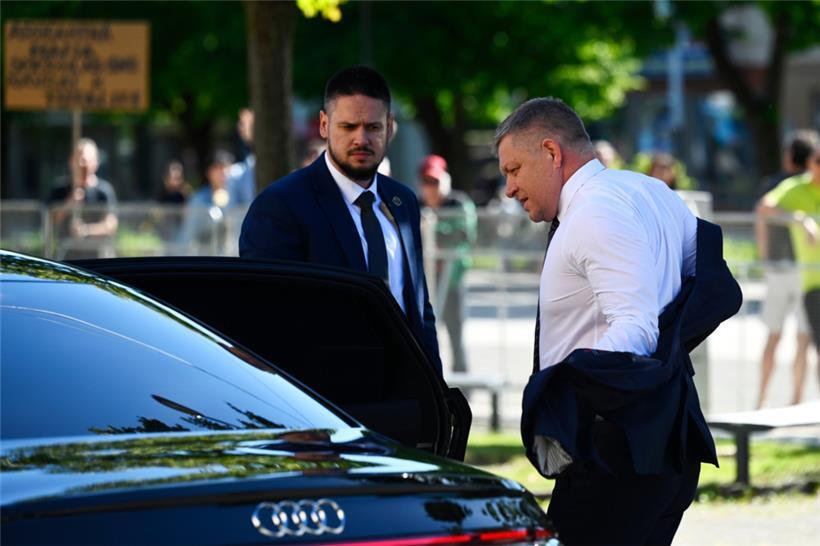 Robert Fico (r), Ministerpräsident der Slowakei, als er am Mittwoch in Handlová zu einer Kabinettssitzung eintrifft. Medienberichten zufolge wurde der populistische slowakische Ministerpräsident Fico bei einer Schießerei verletzt und in ein Krankenhaus gebracht. 
