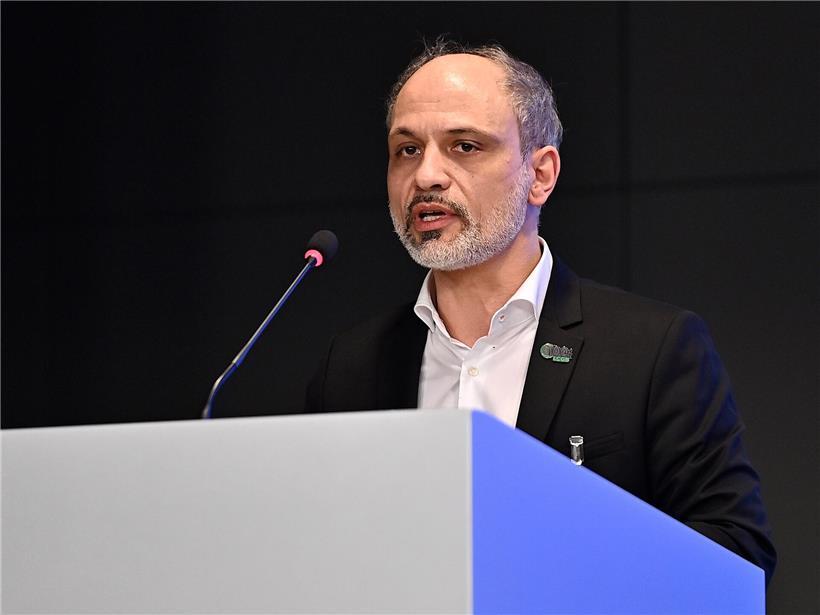 Robert Fornieri, stellvertretender Generalsekretär des LCGB, spricht auf einer Konferenz vor blauem Hintergrund