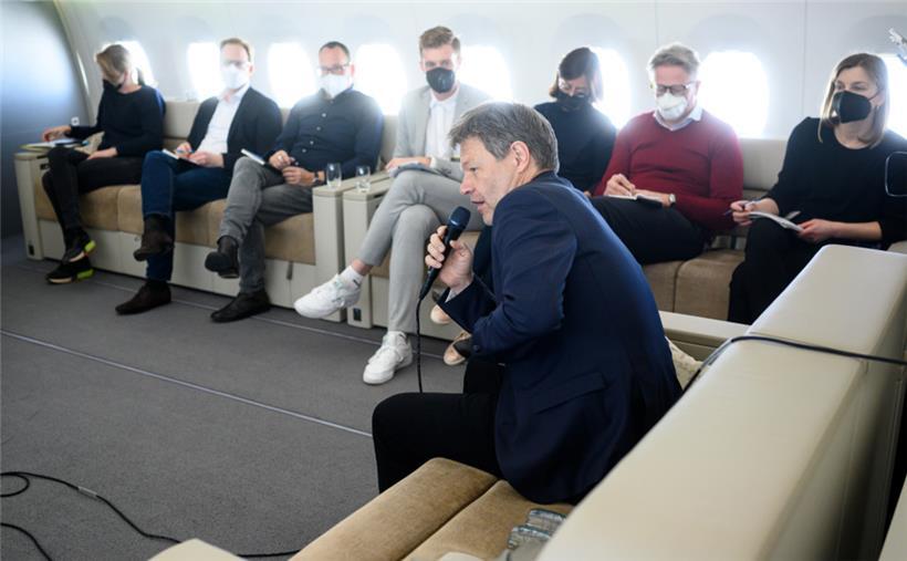 Robert Habeck (Bündnis 90/Die Grünen), Bundesminister für Wirtschaft und Klimaschutz, unterhält sich auf dem Flug von Berlin nach Doha im Airbus A350 der Flugbereitschaft der Bundeswehr bei einem Hintergrundgespräch mit mitreisenden Journalisten 
