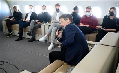 Robert Habeck (Bündnis 90/Die Grünen), Bundesminister für Wirtschaft und Klimaschutz, unterhält sich auf dem Flug von Berlin nach Doha im Airbus A350 der Flugbereitschaft der Bundeswehr bei einem Hintergrundgespräch mit mitreisenden Journalisten 
