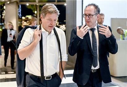 Robert Habeck (Bündnis 90/Die Grünen, l), Vizekanzler und Bundesminister für Wirtschaft und Klimaschutz, unterhält sich mit dem deutschen Botschafter in Singapur, Norbert Riedel
