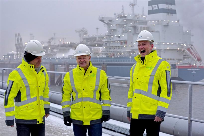 Robert Habeck (Bündnis 90/Die Grünen, l-r), Bundesminister für Wirtschaft und Klimaschutz, Bundeskanzler Olaf Scholz (SPD) und Christian Lindner (FDP), Bundesfinanzminister, stehen vor dem Spezialschiff «Höegh Esperanza» während der Eröffnung des LNG-Terminals in Wilhelmshaven.

