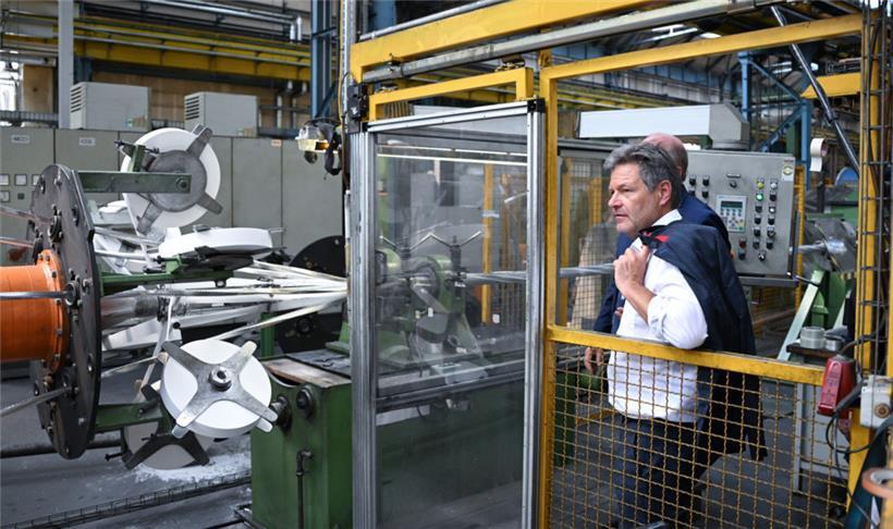 Robert Habeck besichtigt bei seiner Sommerreise in Mannheim eine Werkhalle von Südkabel, in der Stromkabel hergestellt werden
