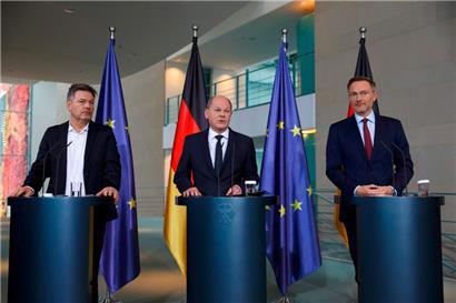 Robert Habeck (l.), Olaf Scholz (M.) und Christian Lindner haben bisher noch keinen Ausweg aus ihrer budgetären Notlage gefunden
