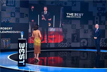 Robert Lewandowski überbot in der vergangenen Saison mit 41 Toren den „ewigen“ Bundesliga-Rekord des legendären „Bombers“ Gerd Müller
