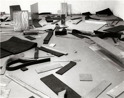 Robert Morris, „Untitled (Scatter Piece)“, 1968-1969/2009. Feutre de laine pressé, acier, acier plaqué zinc, acier revêtu, plomb, aluminium, laiton, les dimensions varient avec l’installation. Collection The Art Institute of Chicago.
