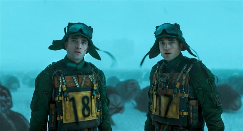 Robert Pattinson in einer Doppelrolle als Mickey 17 (r.) und Mickey 18 in einer Szene des Films „Mickey 17“
