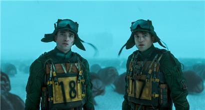 Robert Pattinson in einer Doppelrolle als Mickey 17 (r.) und Mickey 18 in einer Szene des Films „Mickey 17“

