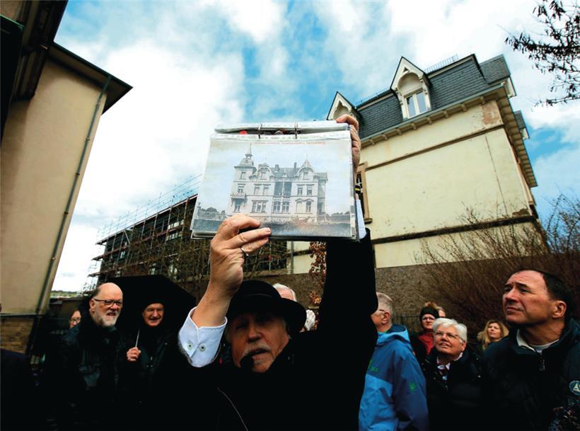 Robert Philippart zeigt seinen 86 treuen Zuhörern ein Foto von der ehemaligen Villa Leclerc
