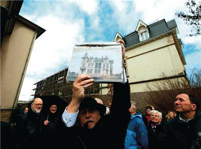 Robert Philippart zeigt seinen 86 treuen Zuhörern ein Foto von der ehemaligen Villa Leclerc
